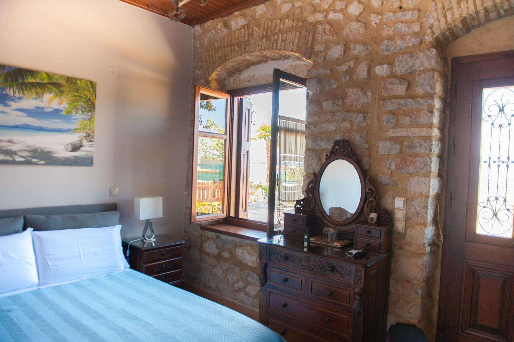 Seafront Stone Suites Воница Экстерьер фото